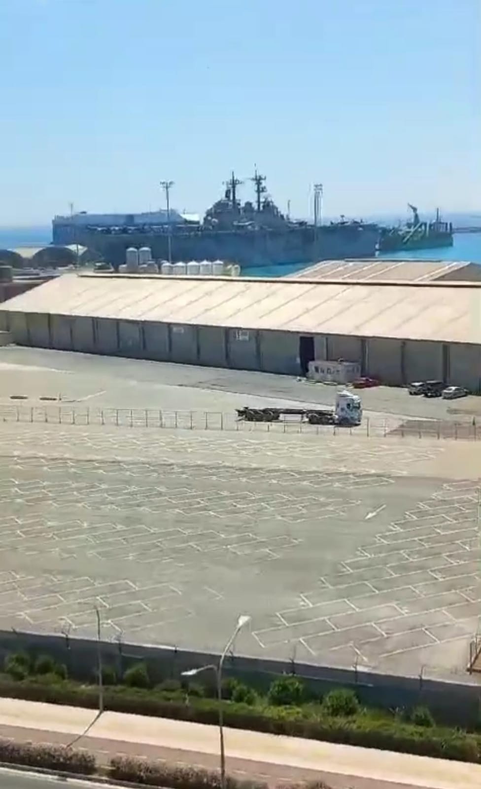حمية ينفي وصول بوارج حربية إلى الموانئ اللبنانية!