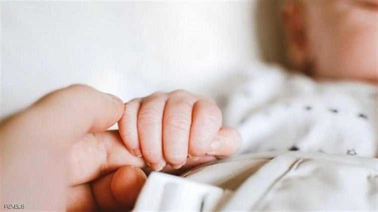 مرميّة إلى جانب الطريق… العثور على طفلة حديثة الولادة في طرابلس!